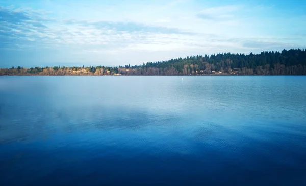 Lac Bleu Ciel Avec Des Nuages Fond Montagne Juste Avant — Photo
