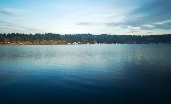 Blå Sjö Och Himmel Med Moln Och Berg Bakgrund Strax — Stockfoto