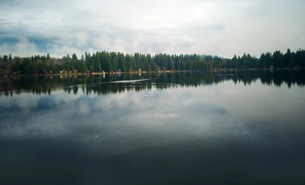 Hermoso Lago Joy Las Casas Frente Mar Día Cubierto Niebla —  Fotos de Stock