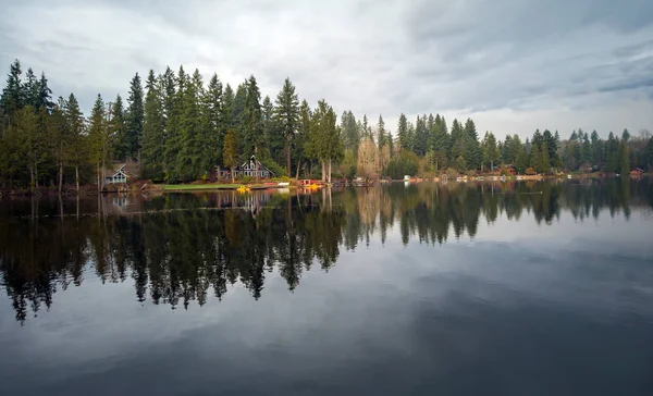 Piękne Jezioro Joy Nadbrzeżne Domy Mgle Pokryte Dzień Okolicznych Drzew — Zdjęcie stockowe