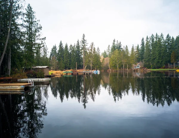 Beau Lac Joy Les Maisons Riveraines Sur Une Journée Couverte — Photo