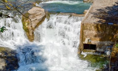 Majestic Steamboat Falls ve Kuzey Umpqua Ulusal Ormanı 'nın balık merdivenleri baharda Güney Oregon' daki Douglas County dağlarındaki mavi bir drenajdan fışkırıyor. 