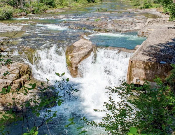Majestic Steamboat Falls ve Kuzey Umpqua Ulusal Ormanı 'nın balık merdivenleri baharda Güney Oregon' daki Douglas County dağlarındaki mavi bir drenajdan fışkırıyor. 