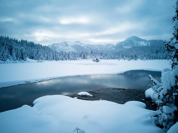 Étang Gelé Gold Creek Recouvert Neige Avec Des Arbres Des — Photo