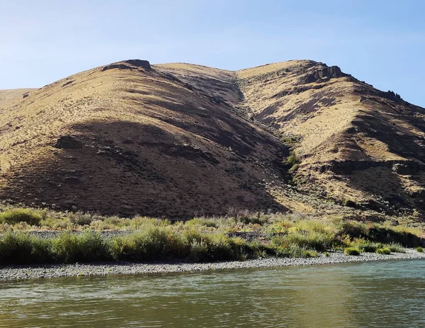 Bazalt kayalıklarıyla inanılmaz bir manzara çayır tepecikleri ve Oregon Cottonwood Kanyon Parkı 'ndaki Columbia Nehri.