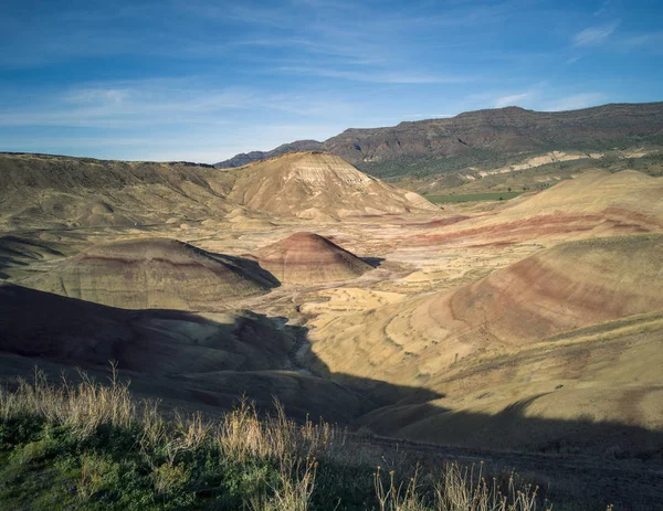 在俄勒冈州的半荒漠地区 令人叹为观止的五彩斑斓的约翰 戴化石床上画着红色 橙色和黄色条纹的小山 — 图库照片