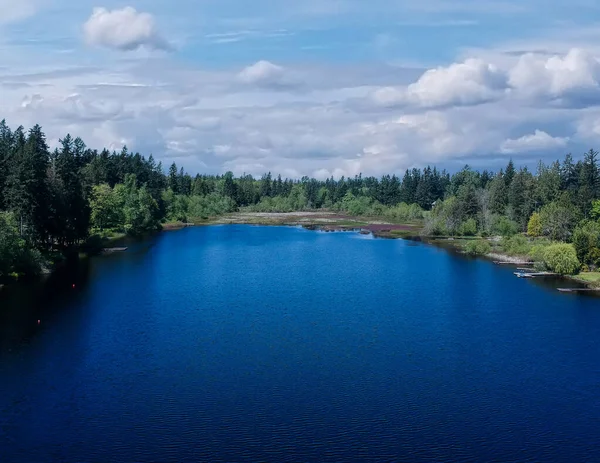 Piękne Jezioro Holm Dostęp Wody Okresie Wiosennym Otaczającego Lasu Domów — Zdjęcie stockowe
