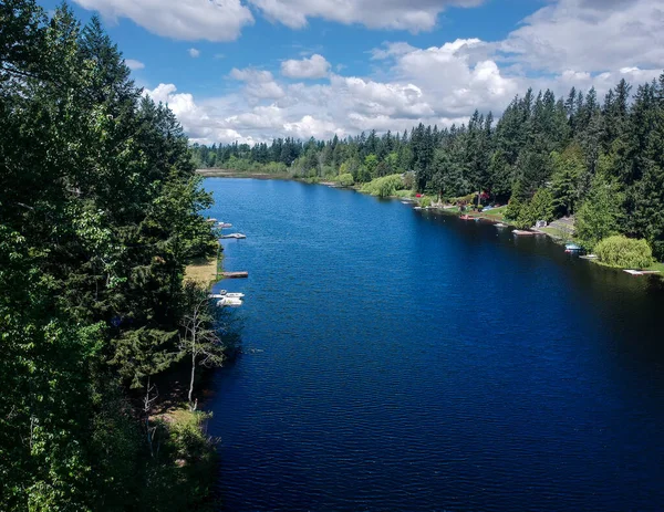 Lovely Lake Holm Site Acesso Água Primavera Com Floresta Circundante — Fotografia de Stock
