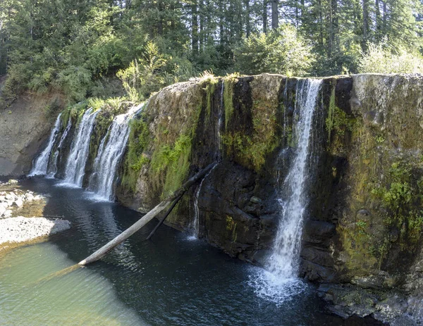 Grymt Flygfoto Upper Rock Creek Falls Störta Över Stenig Ravin — Stockfoto