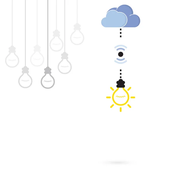 Símbolo de lâmpada criativa com sinal de computação em nuvem e difere — Vetor de Stock