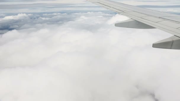 Ταξιδεύοντας αεροπορικώς από Μπανγκόκ προς Τσιάνγκ Μάι. Δείτε μέσα από ένα παράθυρο του αεροπλάνου. Νεφών και του ουρανού όπως φαίνεται μέσα από το παράθυρο του αεροσκάφους. — Αρχείο Βίντεο