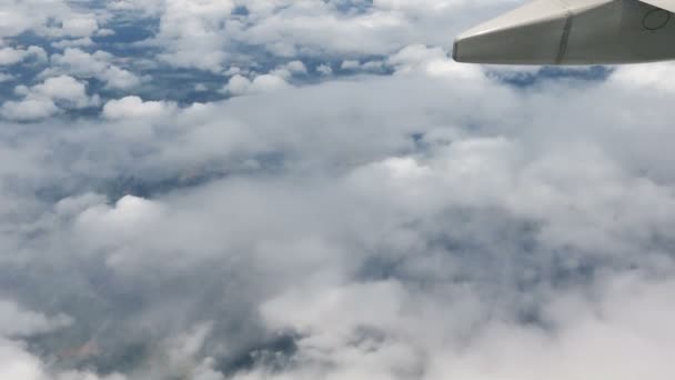Reizen door de lucht van Bangkok naar Chiang Mai. Kijk door het raam van een vliegtuig. Wolken en lucht zoals gezien door het venster van een vliegtuig. — Stockvideo