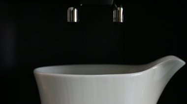 Taze kahve kahve espresso machine.pouring kahve, closeup çıkıyor. HD 29,97 fps