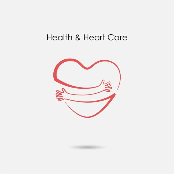 Forma de corazón rojo con abrazo de mano.Abraza tu logotipo. — Vector de stock