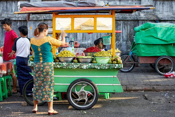 Yangon Myanmar February 2020 Vendor Selling Fresh Food Night Market Rechtenvrije Stockfoto's