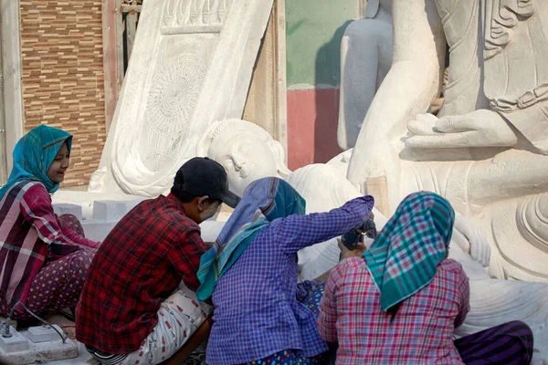 Mandalay Mianmar Fevereiro 2020 Escultores Pedra Trabalham Uma Estátua Buda — Fotografia de Stock
