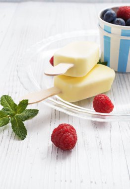 Vanilyalı dondurma popsicles 