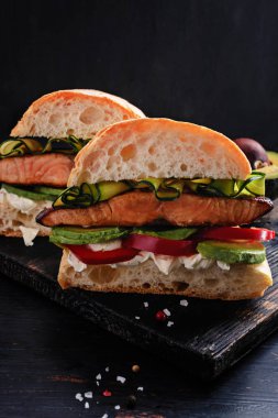 ızgara somon sandviç