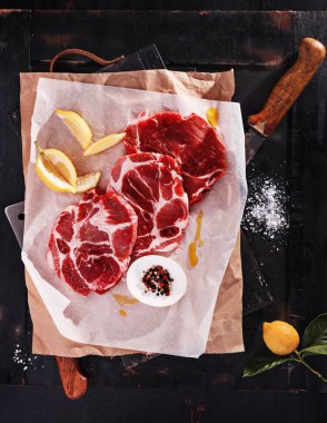 Çiğ et, taze biftek.