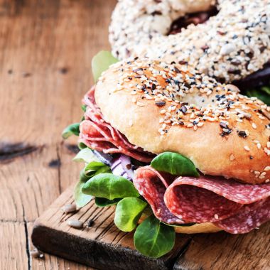 Simit salam ve soğan ile 