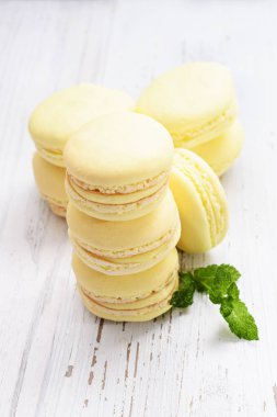 beyaz zemin üzerine sarı macaroons.