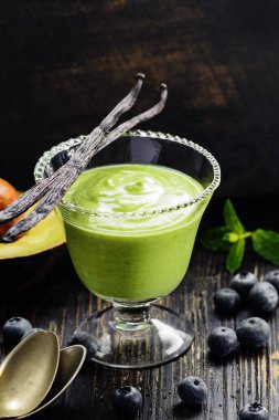 Yaban mersini ile avokado güler yüzlü 