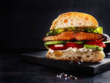 ızgara somon sandviç