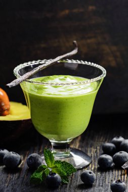 Yaban mersini ile avokado güler yüzlü 