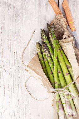 Taze çiğ yeşil kuşkonmaz