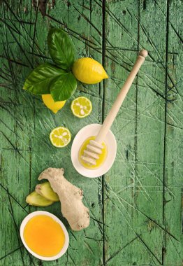 Detoks çayı için sağlıklı malzemelerle 