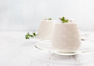 İtalyan ricotta peyniri cam plakanın üzerinde