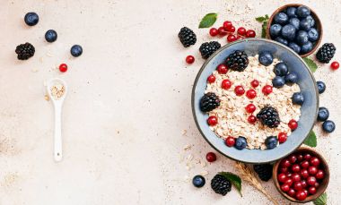 Granola ve çeşitli taze çilek Kahvaltı