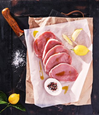 Çiğ et, taze biftek.