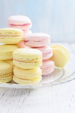 Sarı ve pembe macaroons