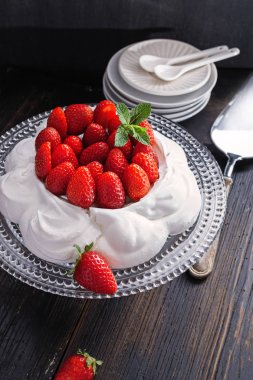  Taze çilekli kek. 