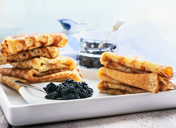 Frittelle con caviale nero — Foto Stock