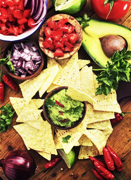 Guacamole op houten tafel. — Stockfoto