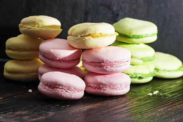 çeşitli renkli macaroons.