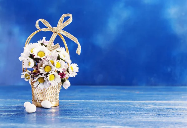 Panier en métal avec fleurs de marguerite — Photo