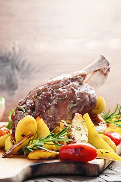 fırında patates ile domuz knuckle