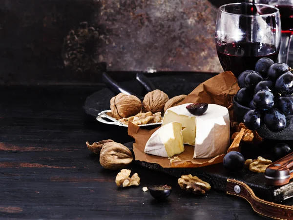 Сыр бри с грецкими орехами — стоковое фото