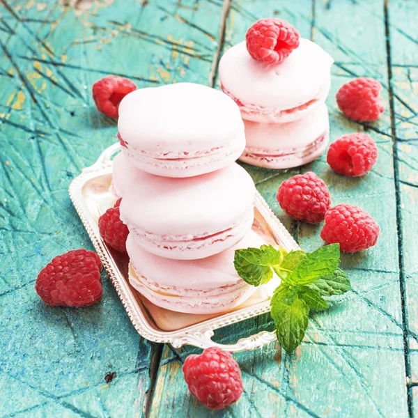 Macaroons rosa com rasberries — Fotografia de Stock