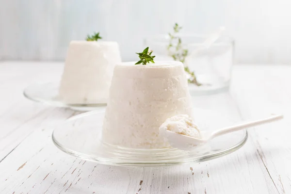 Queso ricotta italiano en platos de vidrio —  Fotos de Stock