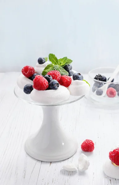 Pavlova - mini meringue taart — Stockfoto