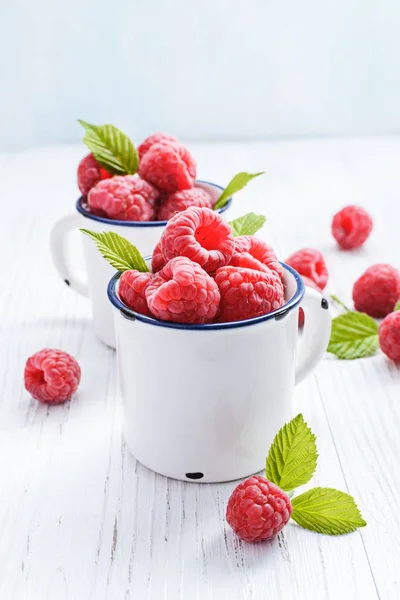 Fresh raspberries in   mugs — Stock Photo, Image