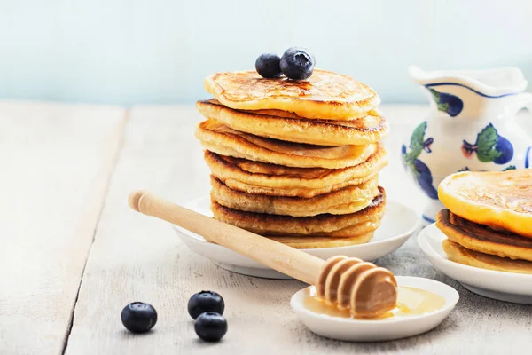 Pila di frittelle con more — Foto Stock