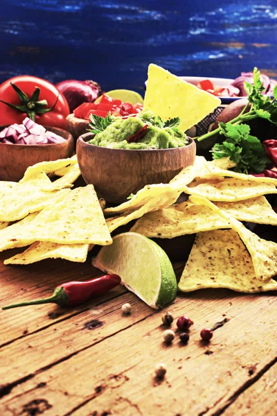 Guacamole sur table en bois . — Photo