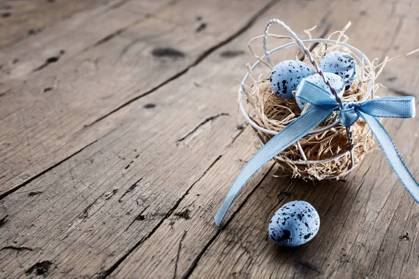 Renkli Paskalya yumurtaları sepetle Paskalya  