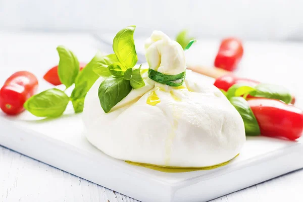 İtalyan Burrata peynir 