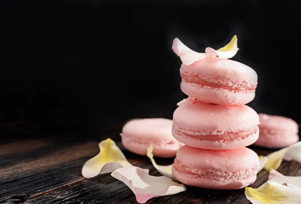 Macaroons rosa, com pétalas de rosa — Fotografia de Stock